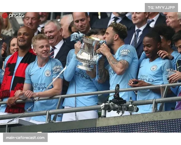 足总杯冠军队长举杯庆祝 经典时刻永载史册